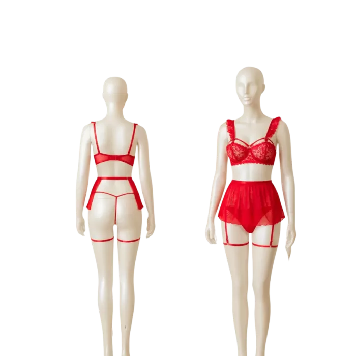 Modelo sentada con conjunto de lencería roja Kira y falda de tul