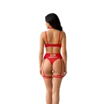 Vista posterior del conjunto de lencería roja con tiras y parte inferior tipo tanga