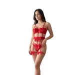 Modelo con conjunto de lencería roja Amor con ligueros y lazos