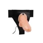 Dildo strap-on con vibración colocado en arnés ajustable
