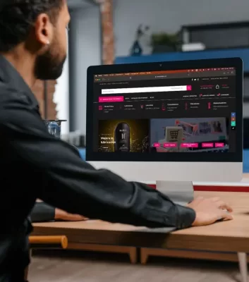 “Persona trabajando en el sitio web de Fantasías Hot, sexshop y tienda de bienestar íntimo en Perú.”